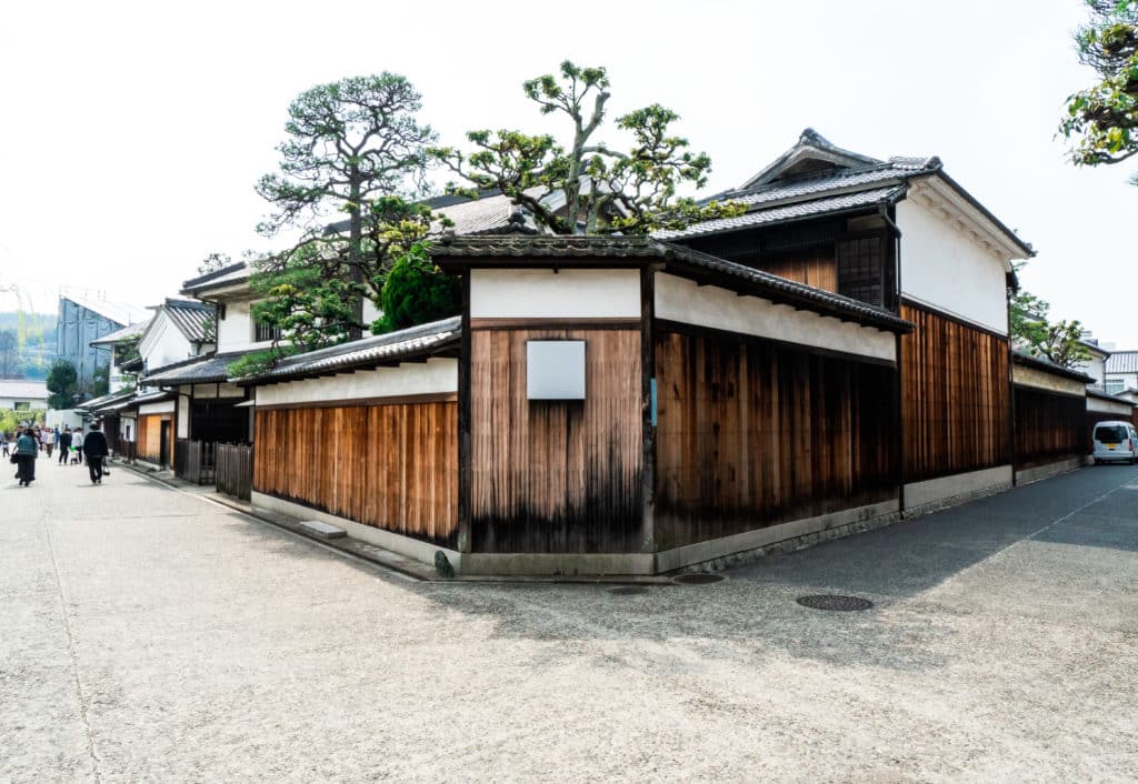 Image du Japon, maison traditionnelle avec bardage Yakisugi usé par les intempéries