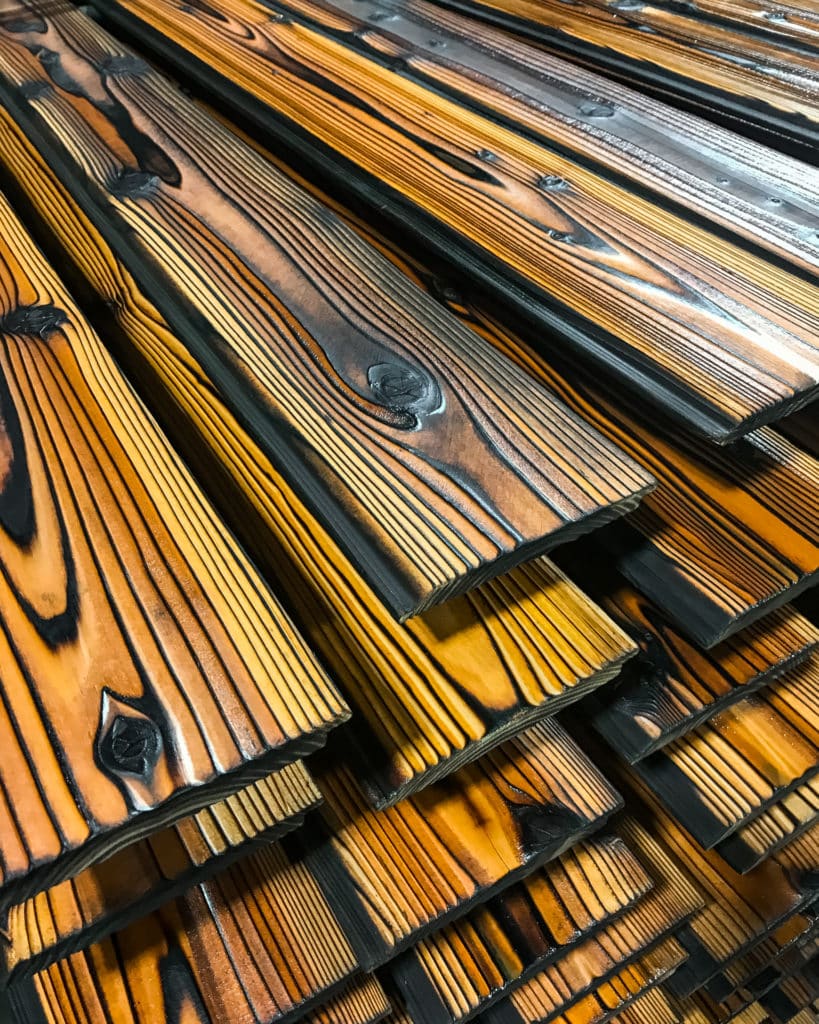 Planches de Pika-Pika dans les séchoirs - Bois brossé brulé