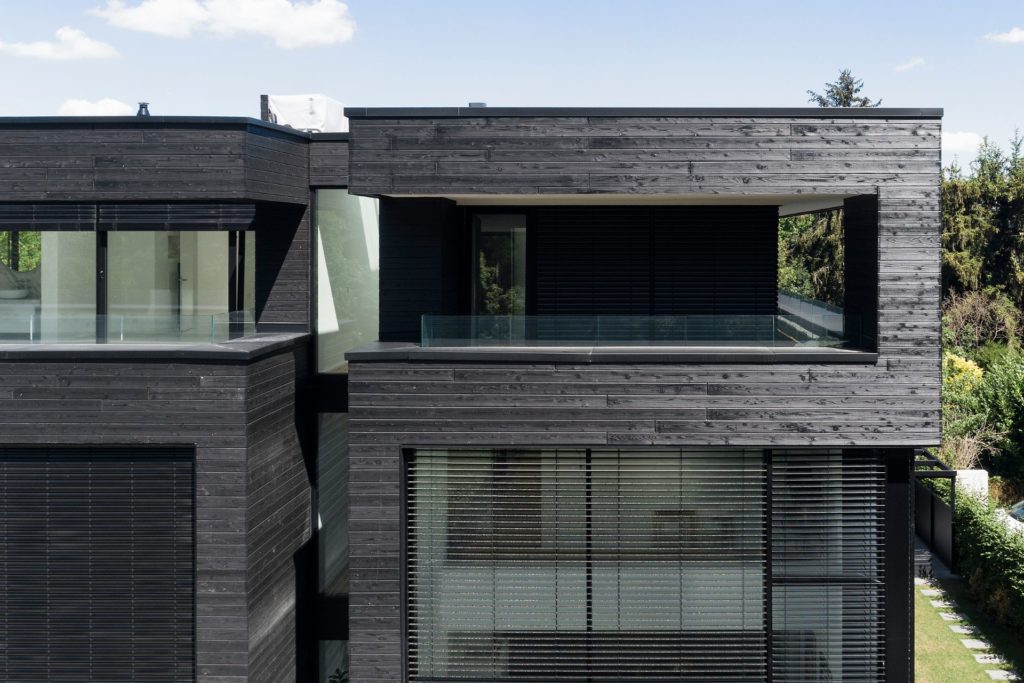 Maison jumelée avec façade noire en bois