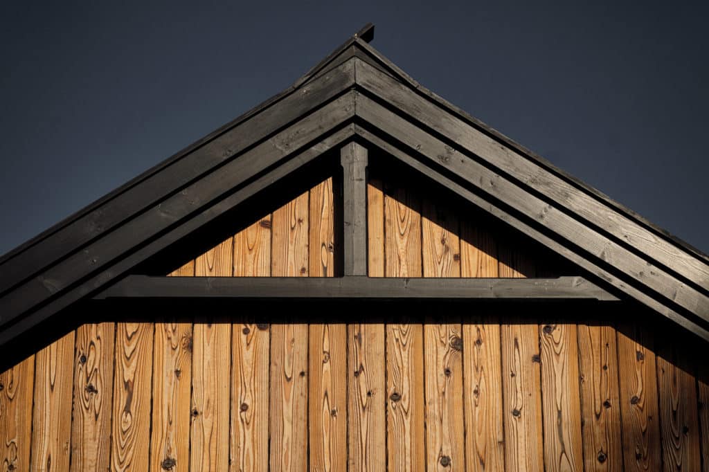 Détails du toit d'une maison devant un ciel bleu lumineux