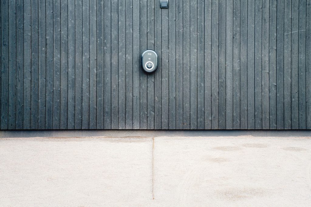 Façade d'une maison revêtue de bois Yakisugi noir