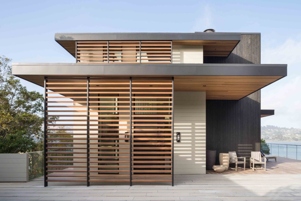 Maison avec façade en bois clair et foncé et éléments d'écran