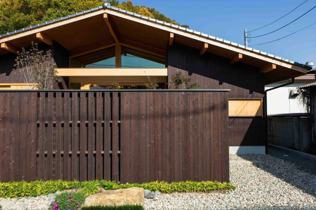 Maison japonaise avec bardage en bois brun foncé