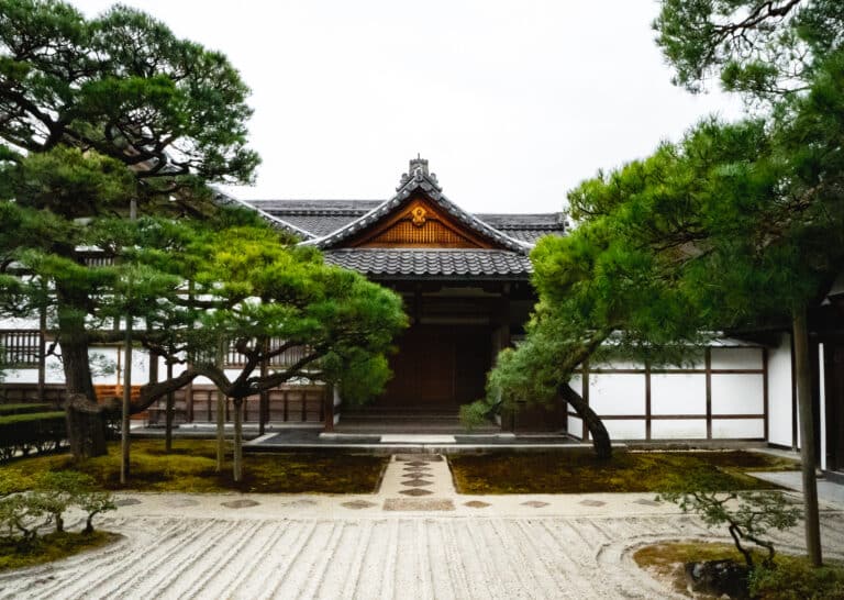 Temple japonais avec des arbres