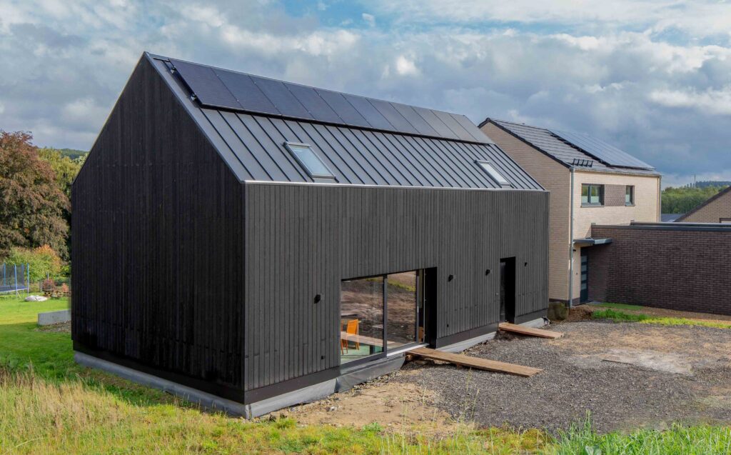 Maison bardée de Suyaki avec photovoltaïque