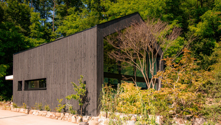 Maison dans une nature luxuriante