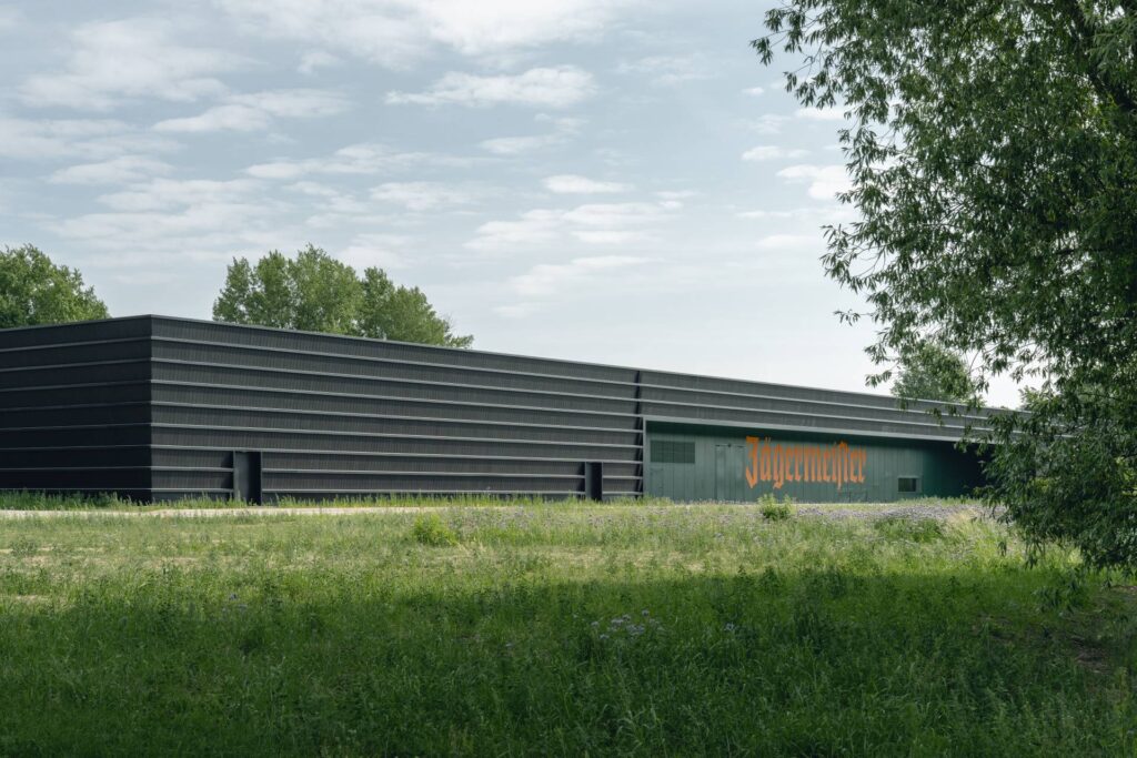 Vue d'ensemble de la nouvelle cave à fûts de Jägermeister à Kamenz