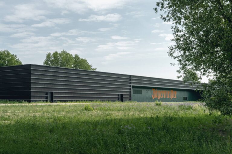 Vue d'ensemble de la nouvelle cave à fûts de Jägermeister à Kamenz